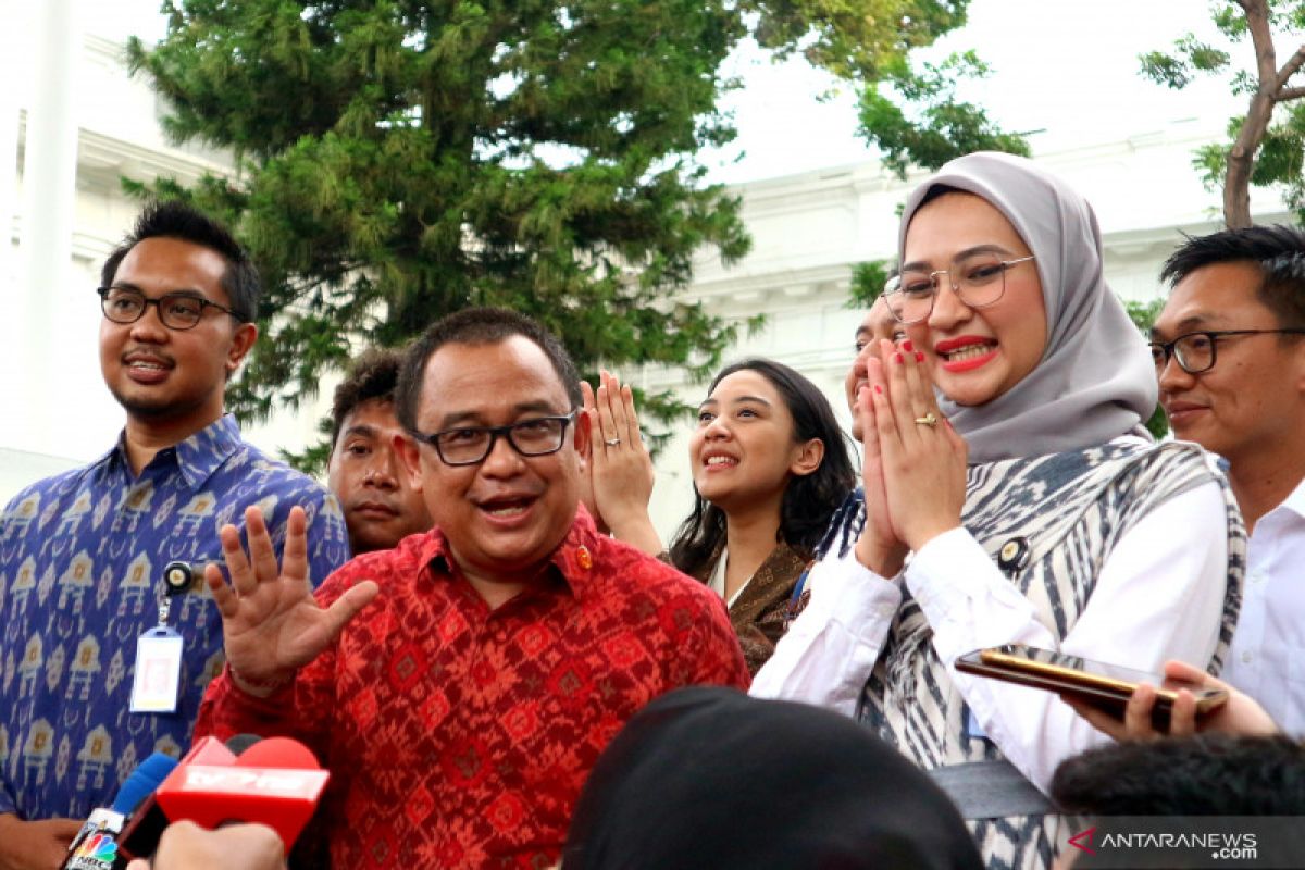 Jokowi diskusi dengan stafsus bahas pembagian tugas