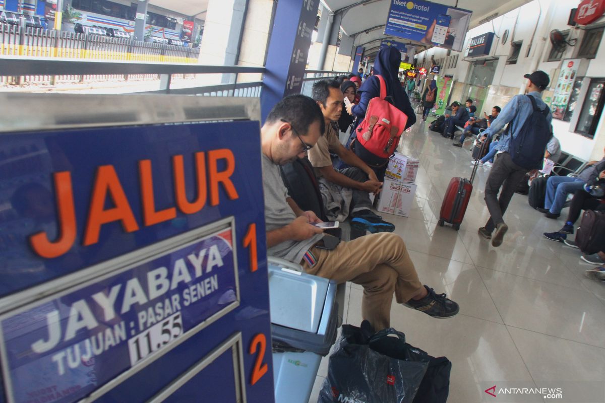 Penumpang KA Natal di Daop Surabaya capai puncak