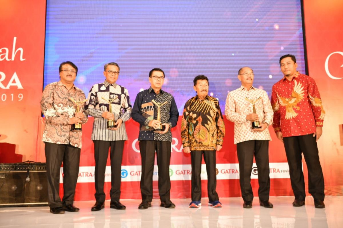 Gubernur Sulsel terima Anugerah Gatra 2019