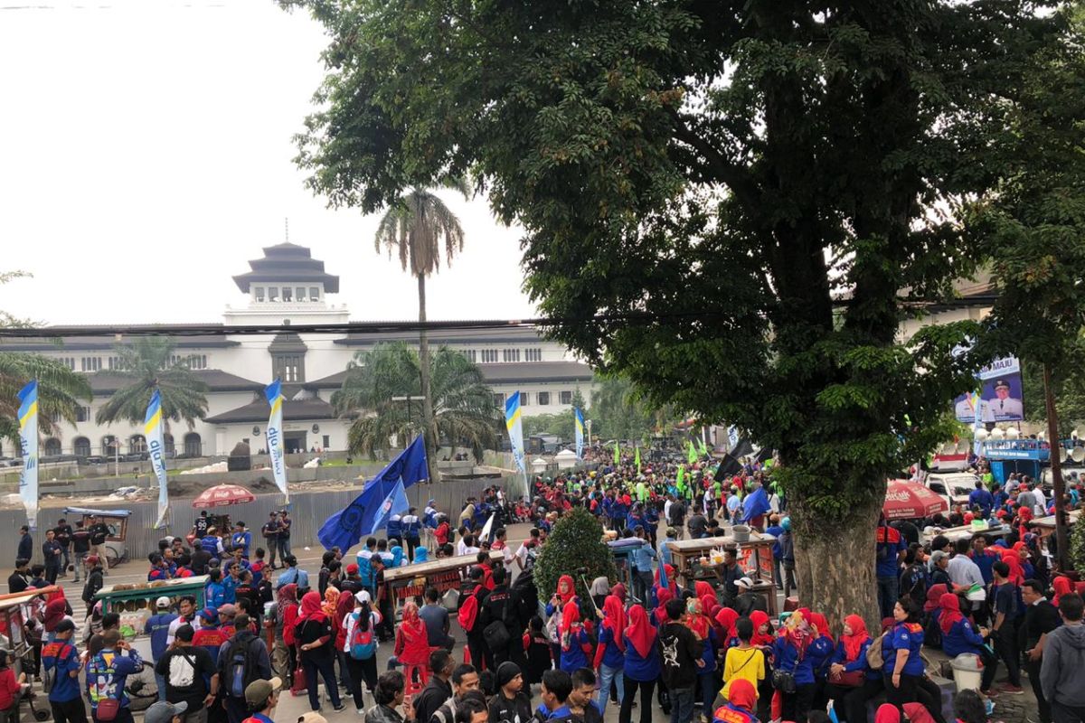 Buruh Jabar kepung Gedung Sate terkait UMK