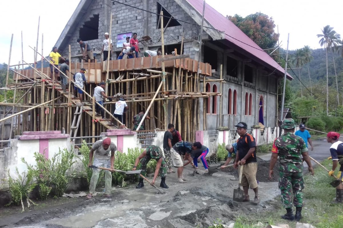 TNI di perbatasan membantu pembangunan gedung gereja