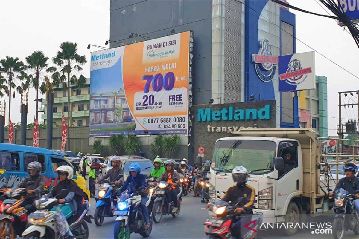 Warga minta Pemkab tangani lalin Transyogi pertigaan Metland