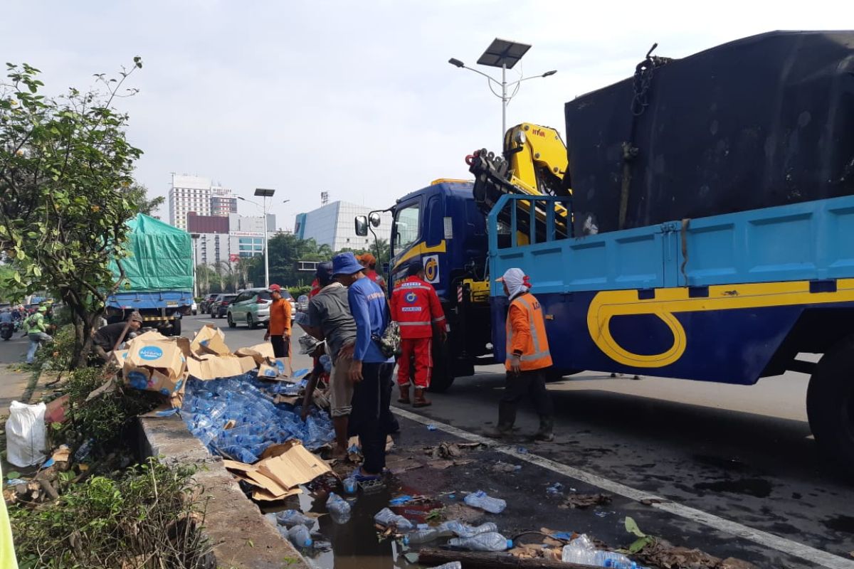 Kecelakaan truk bawa air kemasan di Tol Slipi, pengemudi luka-luka