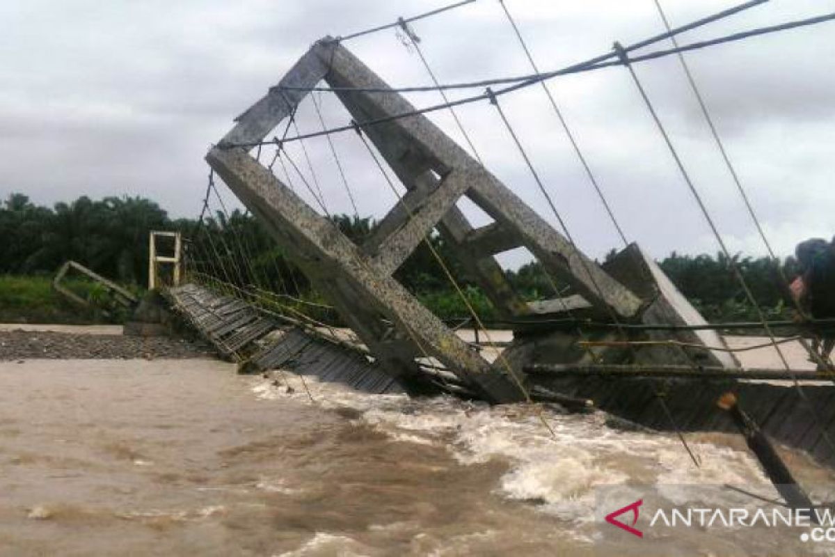 Akibat hujan deras, satu unit jembatan di Padang Lawas rubuh