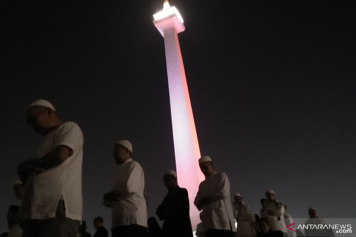 Massa dari berbagai daerah peserta Reuni 212 shalat tahajud di Monas