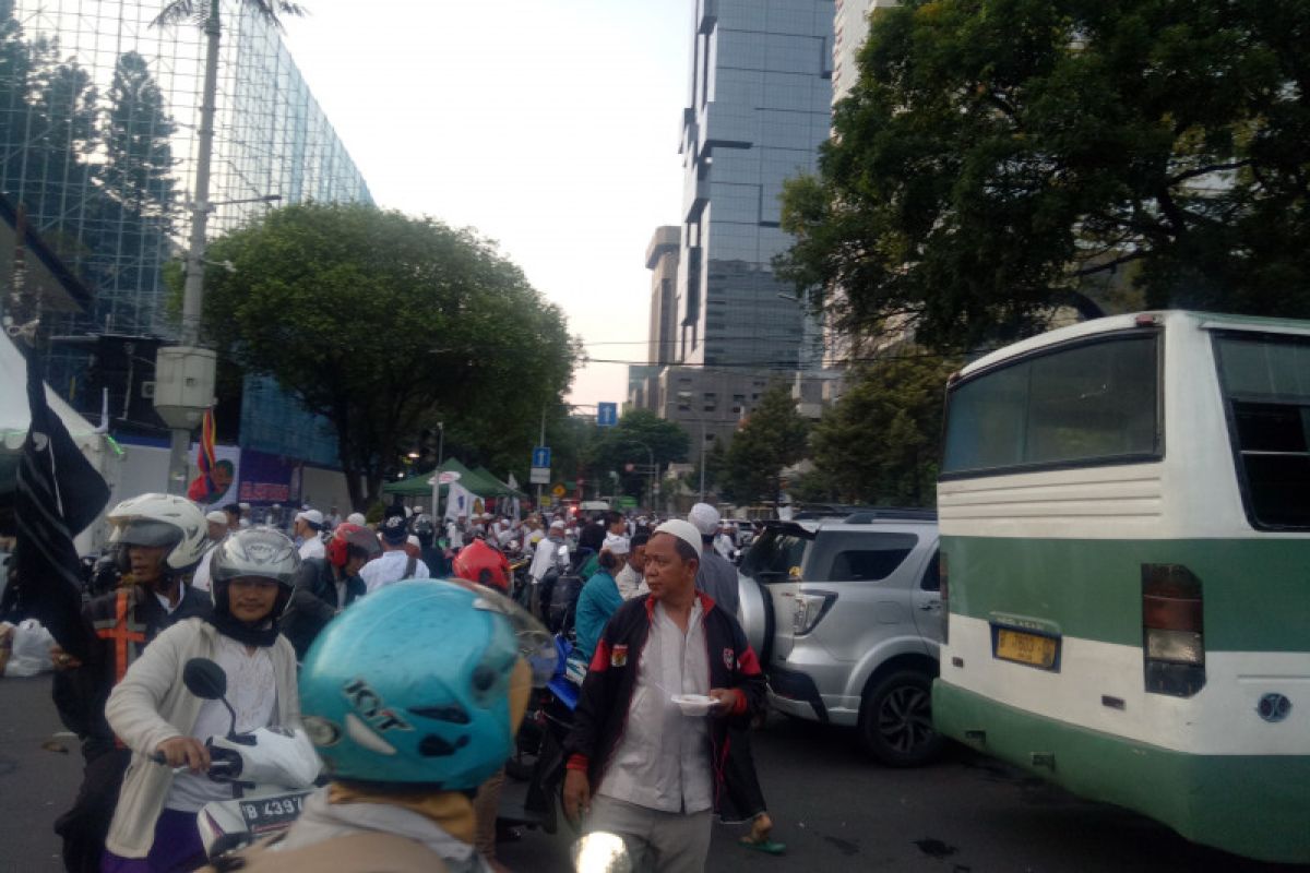 Kemarin, pengamanan Reuni 212 hingga pasar mainan di Jakarta