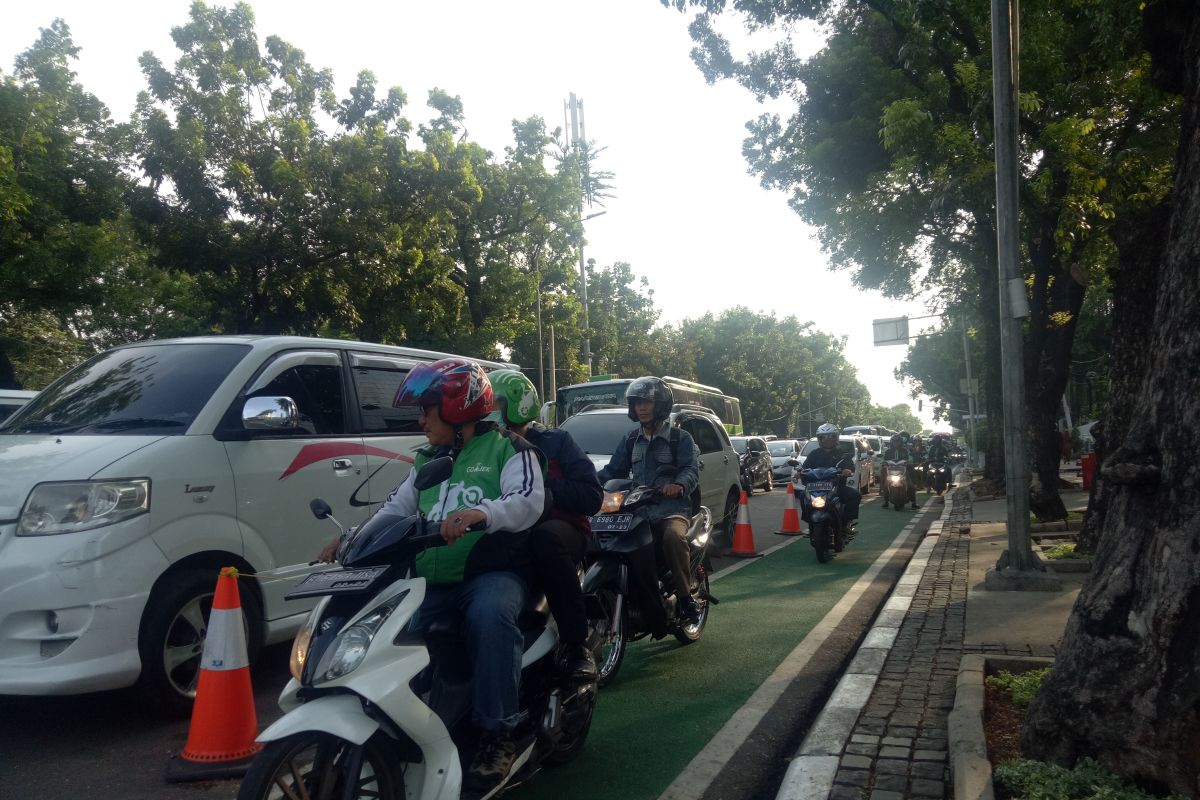 Pemotor gunakan jalur sepeda imbas padatnya kendaraan massa 212