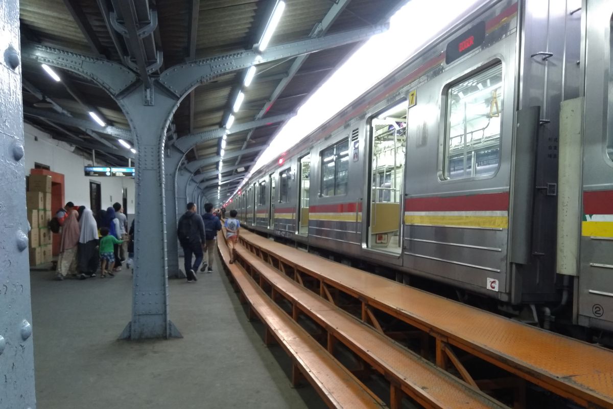 Kemarin, perpanjangan jadwal KRL hingga ASN tabrak pesepeda