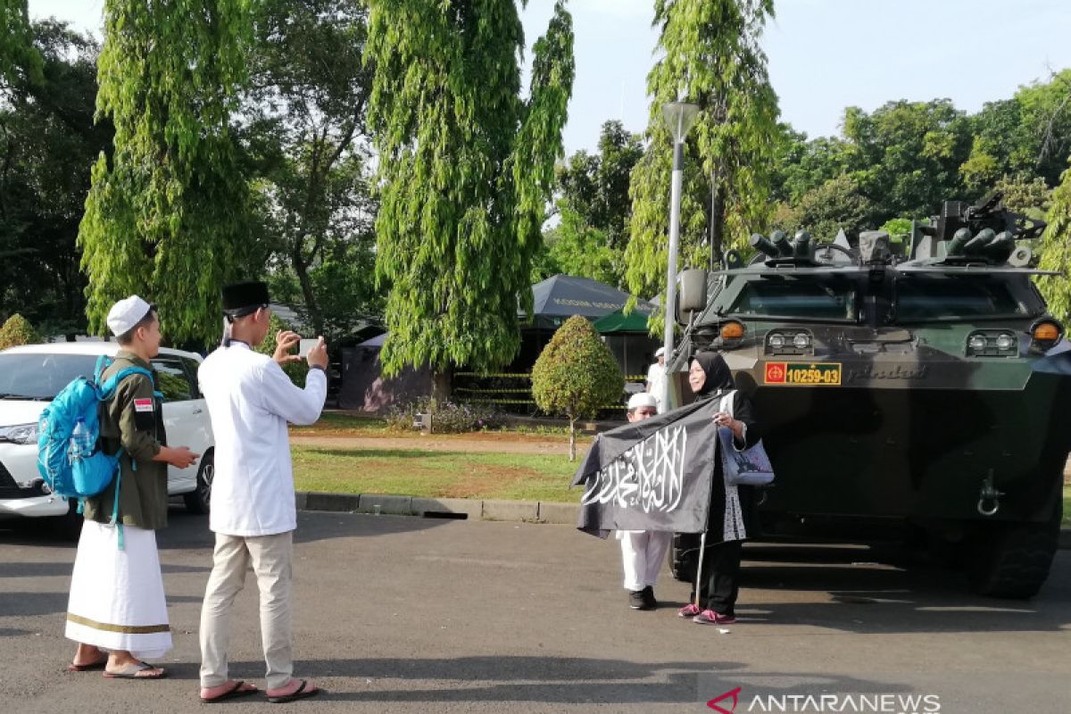 Massa Reuni 212 manfaatkan kendaraan tempur TNI untuk berswafoto