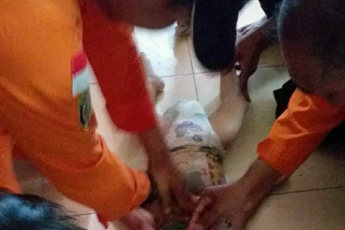 Seorang balita perempuan meninggal setelah ditemukan di parit kecil