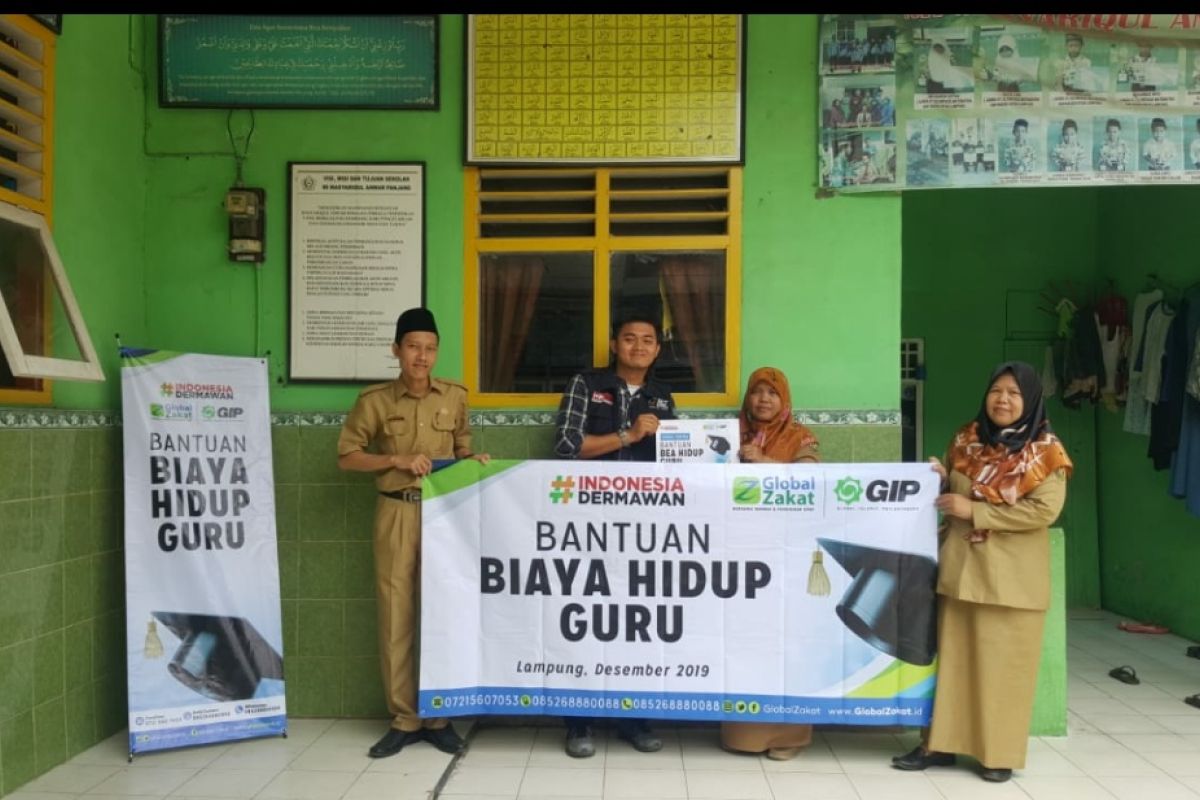 ACT Lampung berikan bantuan kepada guru