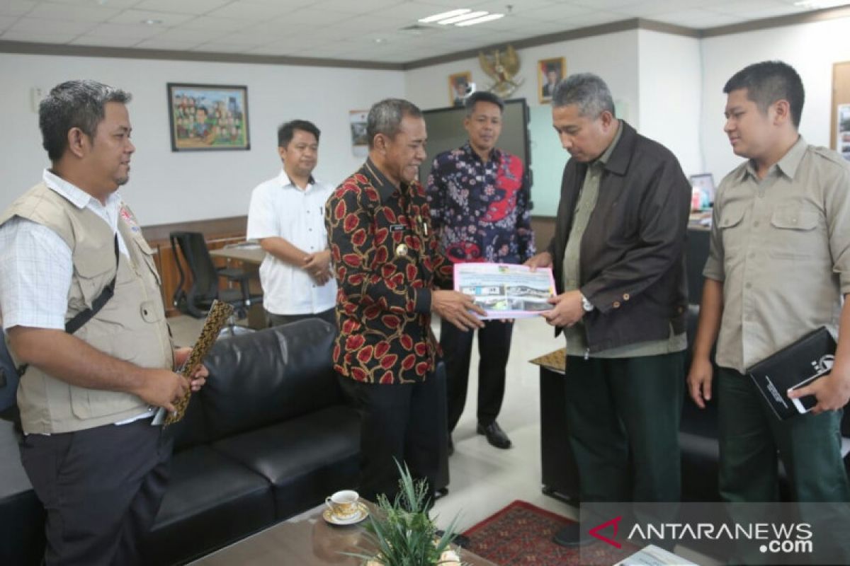 Wali Kota Palu Hidayat serahkan data penerima stimulan kepada BNPB