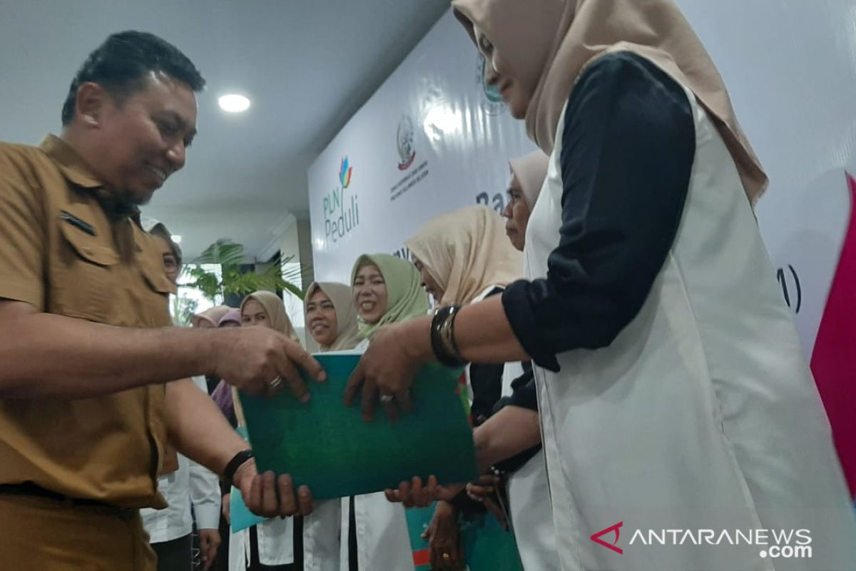 PLN  serahkan Sertifikat Halal pada 9 UMKM Soppeng