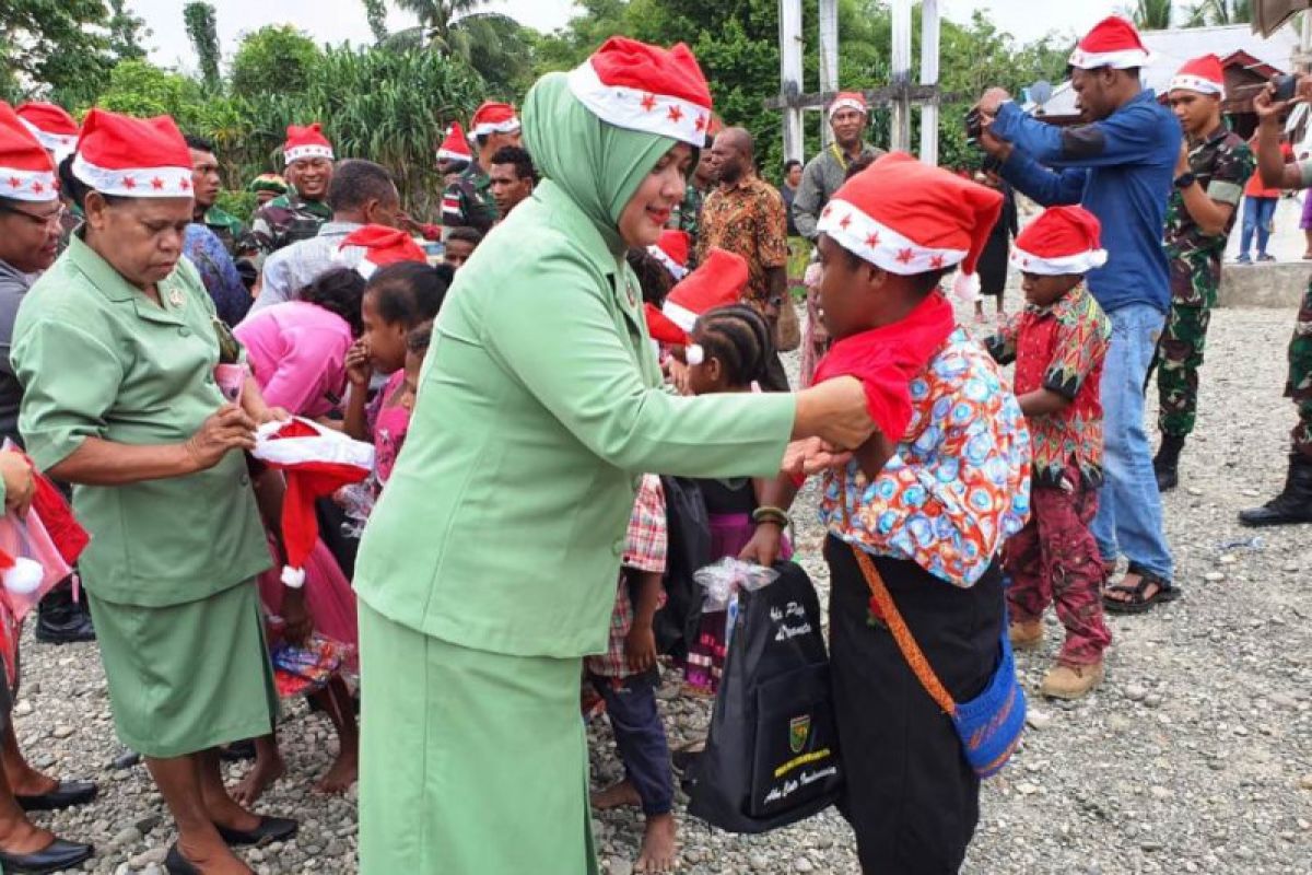 Kodim 1715/Yahukimo bagikan bingkisan Natal untuk anak-anak