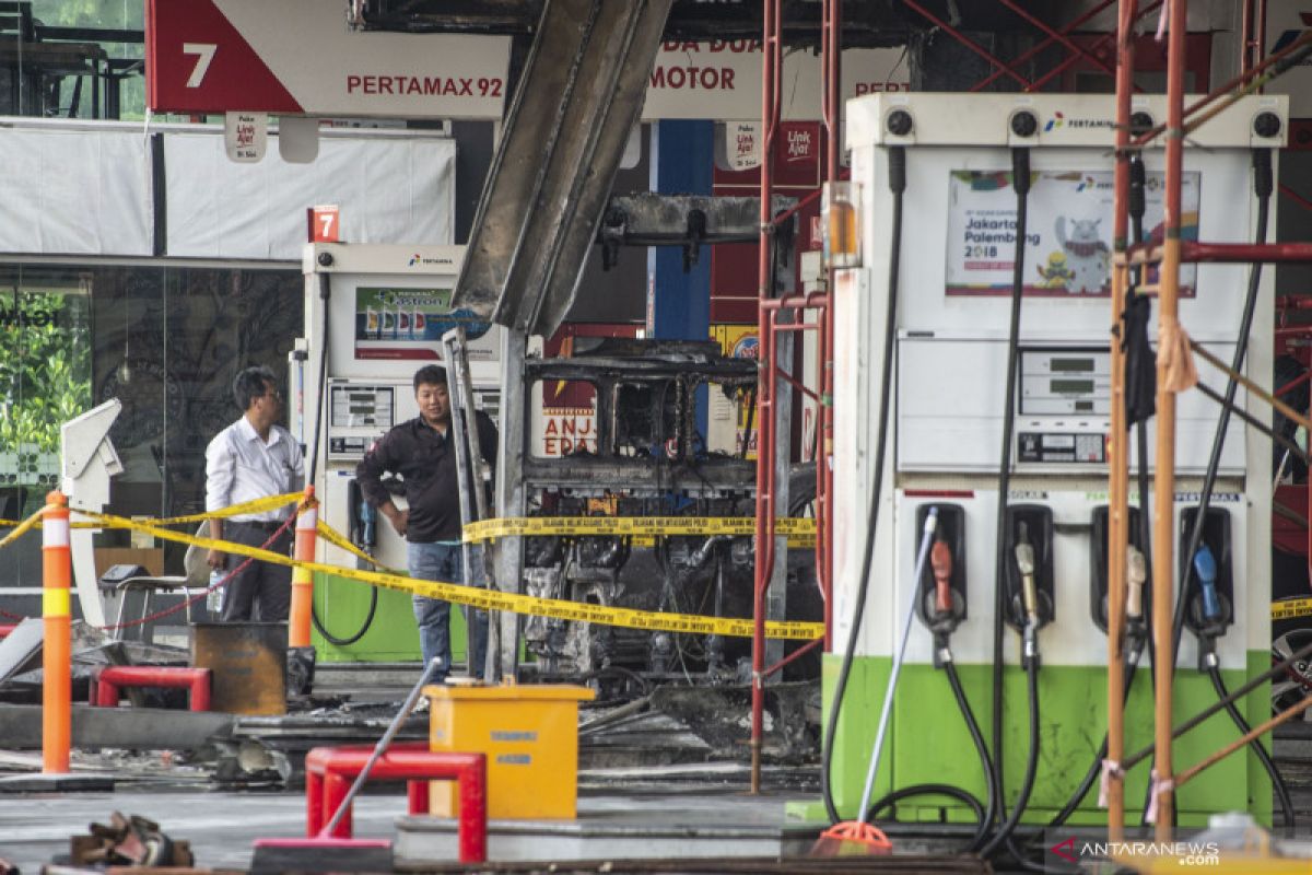 SPBU Shell Daan Mogot terbakar di tengah banjir