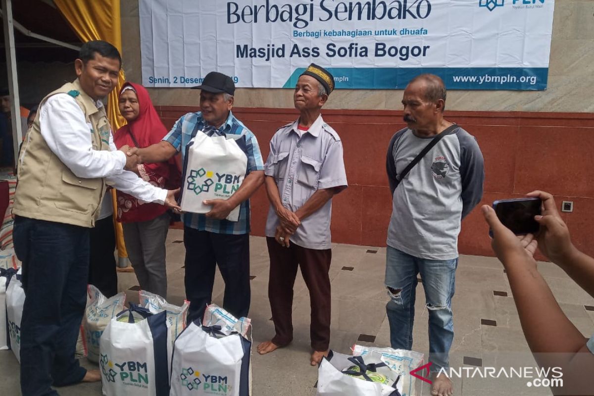 Hari Listrik Nasional, YBM PLN bagikan 500 paket sembako di Bogor