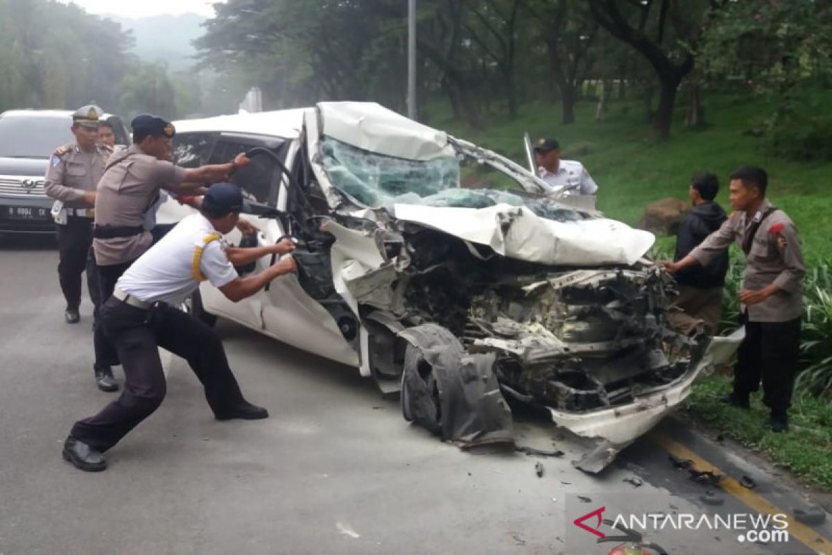 Mini bus seruduk truk mogok di Sentul Bogor akibatkan satu orang korban luka