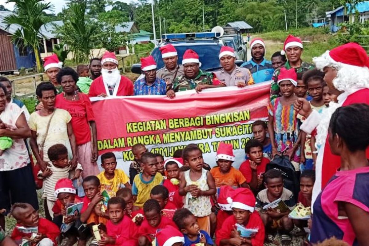 Kodam XVII/Cenderawasih bagikan belasan ribu bingkisan Natal kepada anak-anak