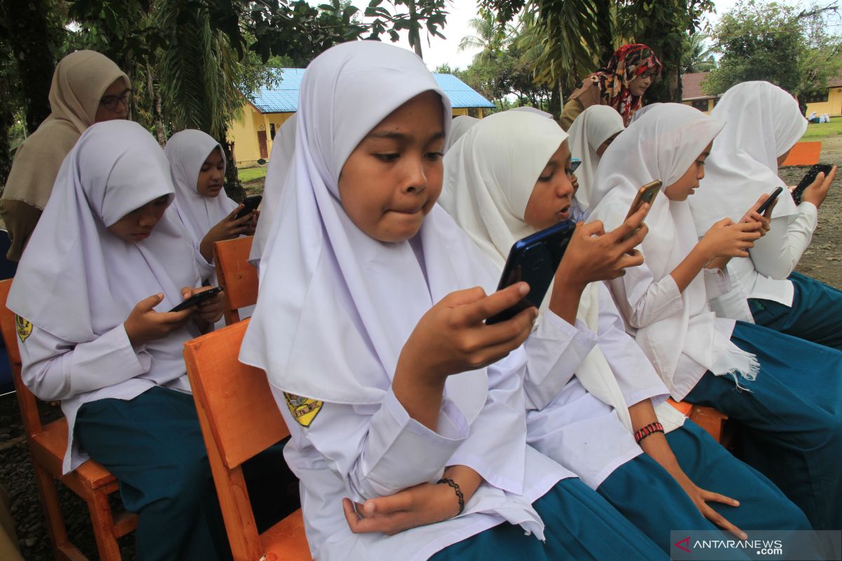 Ujian nasional madrasah tsanawiyah dan aliyah  dibatalkan