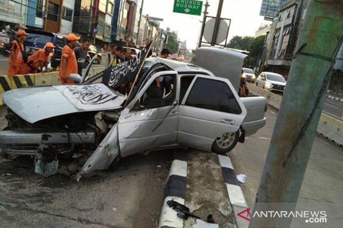 Pengendara sedan tabrak separator busway di Jalan Biak