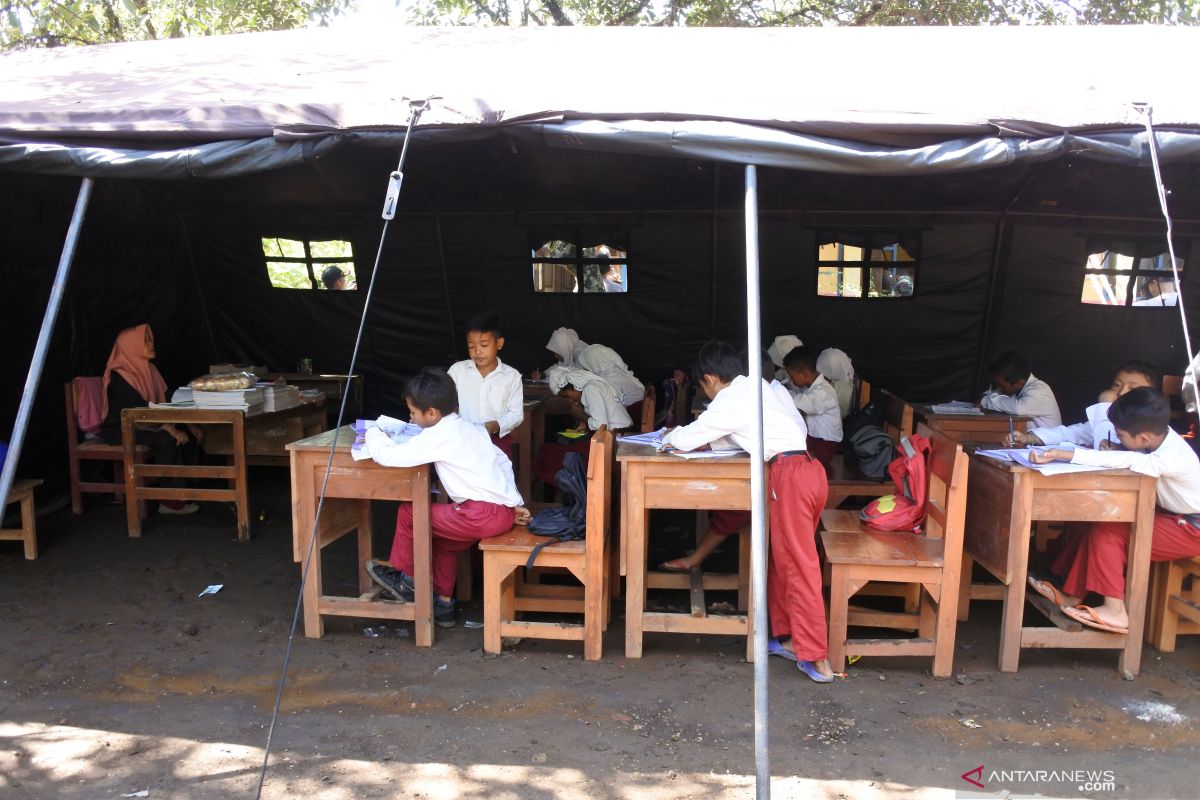 Ruang kelas rusak, puluhan siswa SDN Jamintoro 3 Jember belajar di tenda darurat