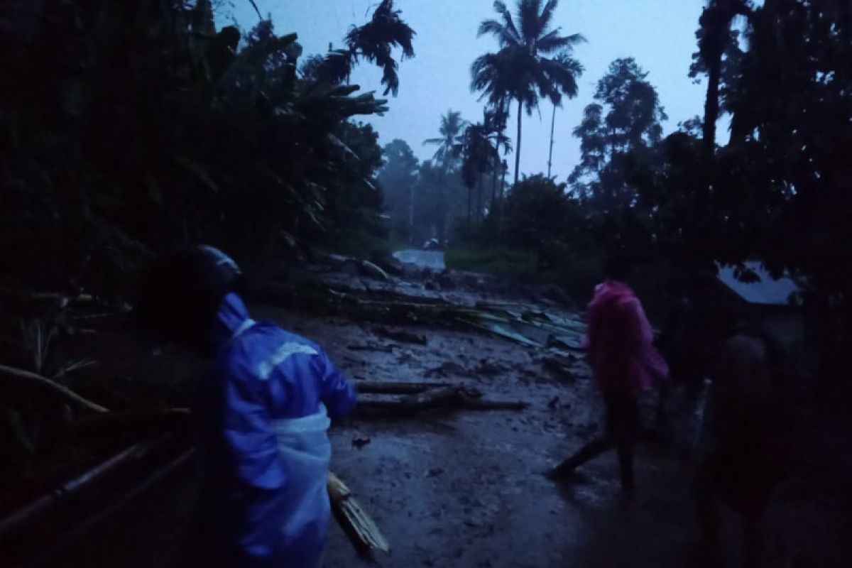 Dua jorong di Agam dilanda banjir-longsor, akses jalan terganggu