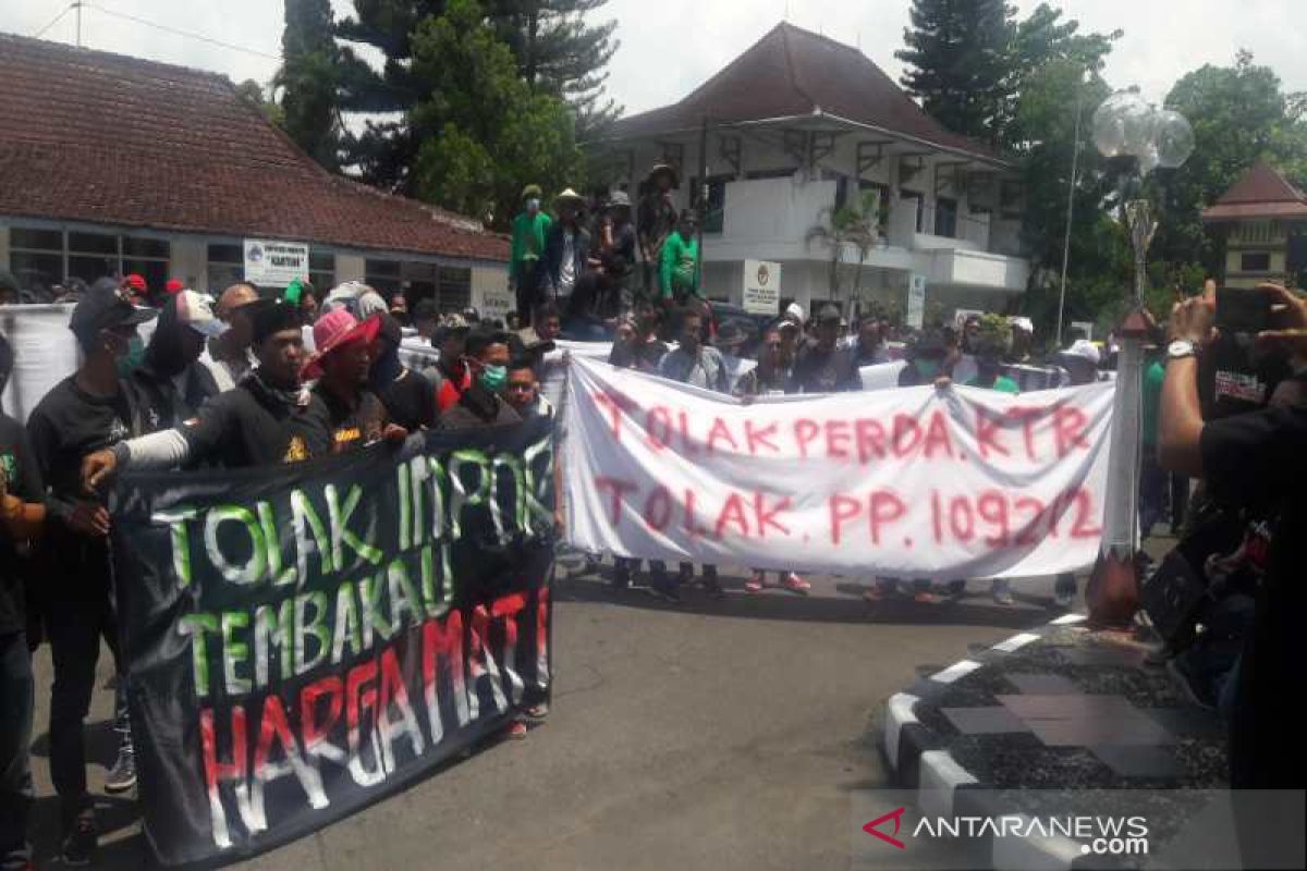 Kunjungan tim Kemenko PMK di Temanggung disambut demo petani