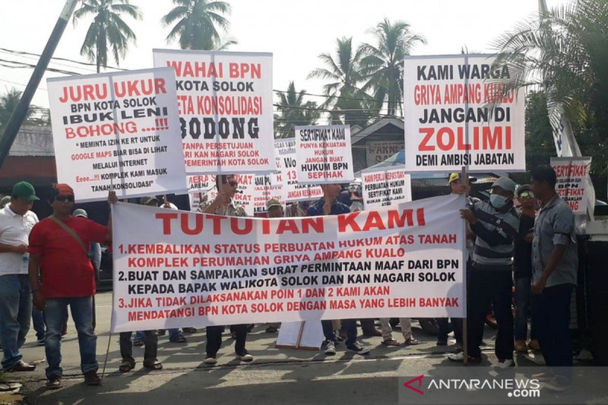 Warga perumahan Griya Ampang Kualo demo BPN Kota Solok