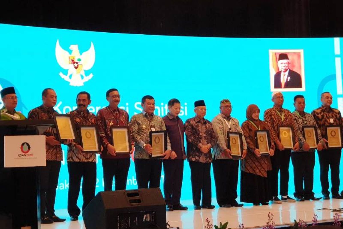 Bupati Hendrajoni terima AMPL Award