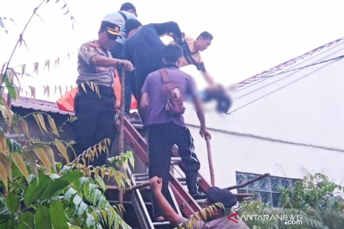 Perbaiki rumah Dekan UMP, seorang buruh bangunan tewas kesetrum
