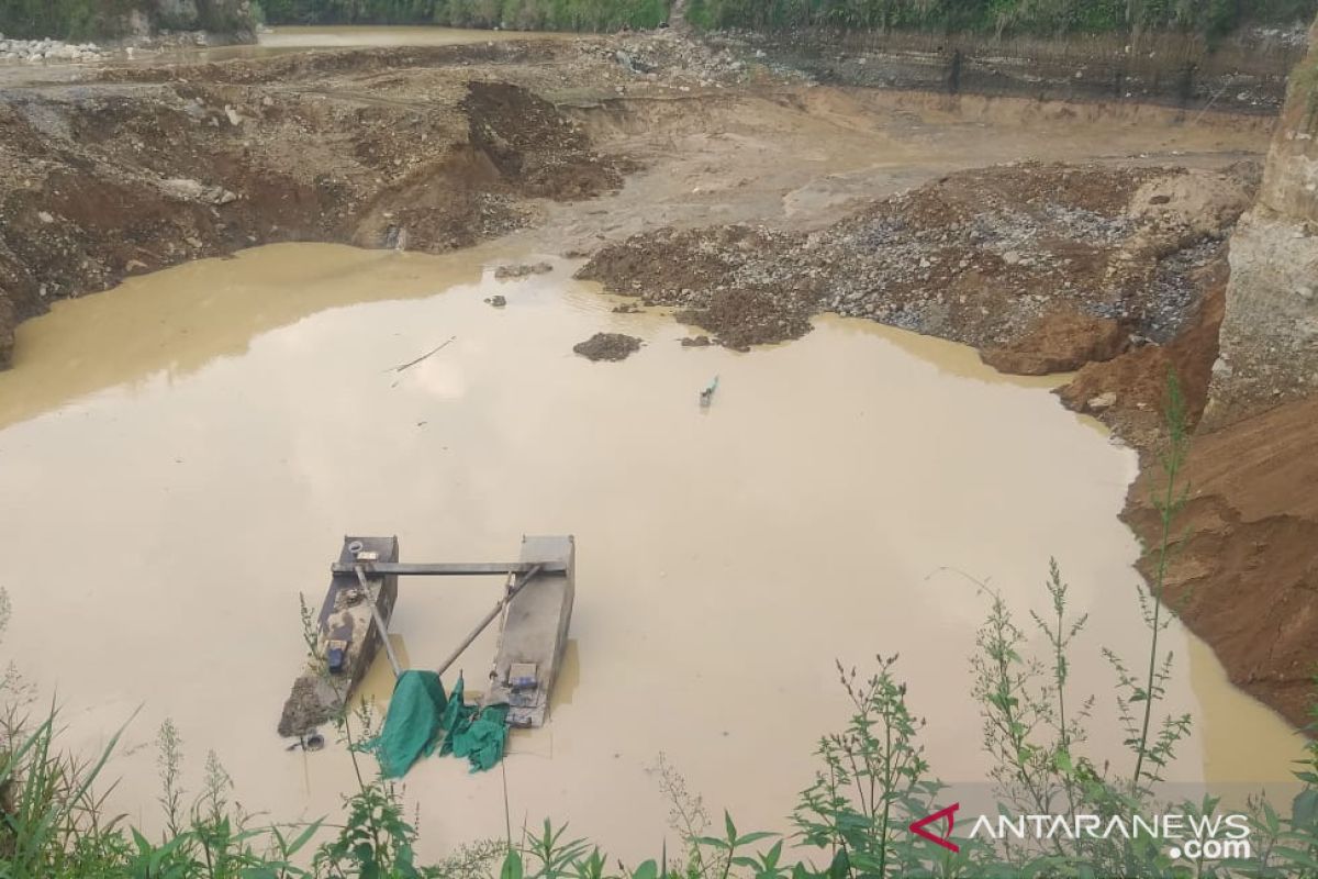 Longsor di  Cianjur, operator alat tambang pasir tertimbun