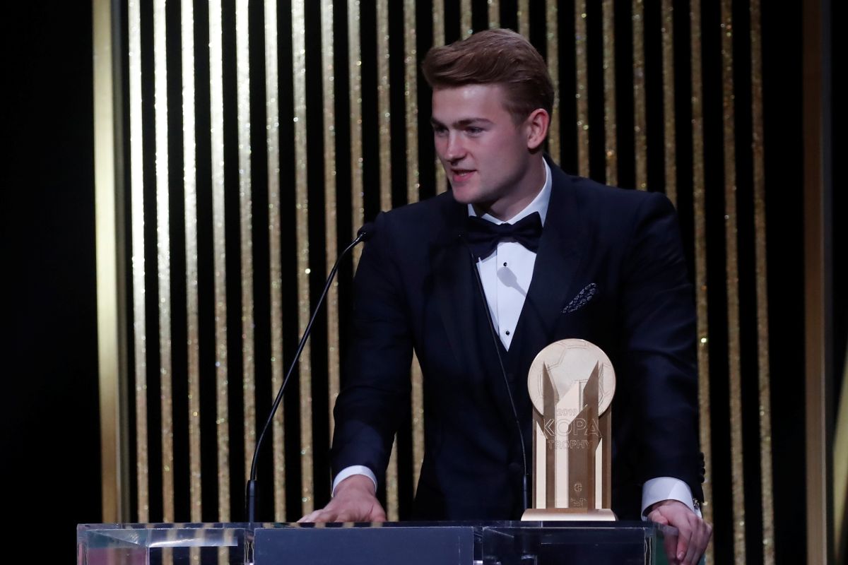 De Ligt raih Kopa Trophy U-21 dalam seremoni Ballon d'Or