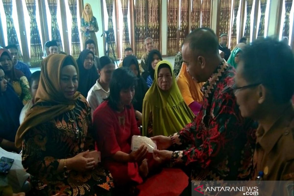 Yulhaidir serahkan bantuan kepada penyandang disabilitas dan lansia