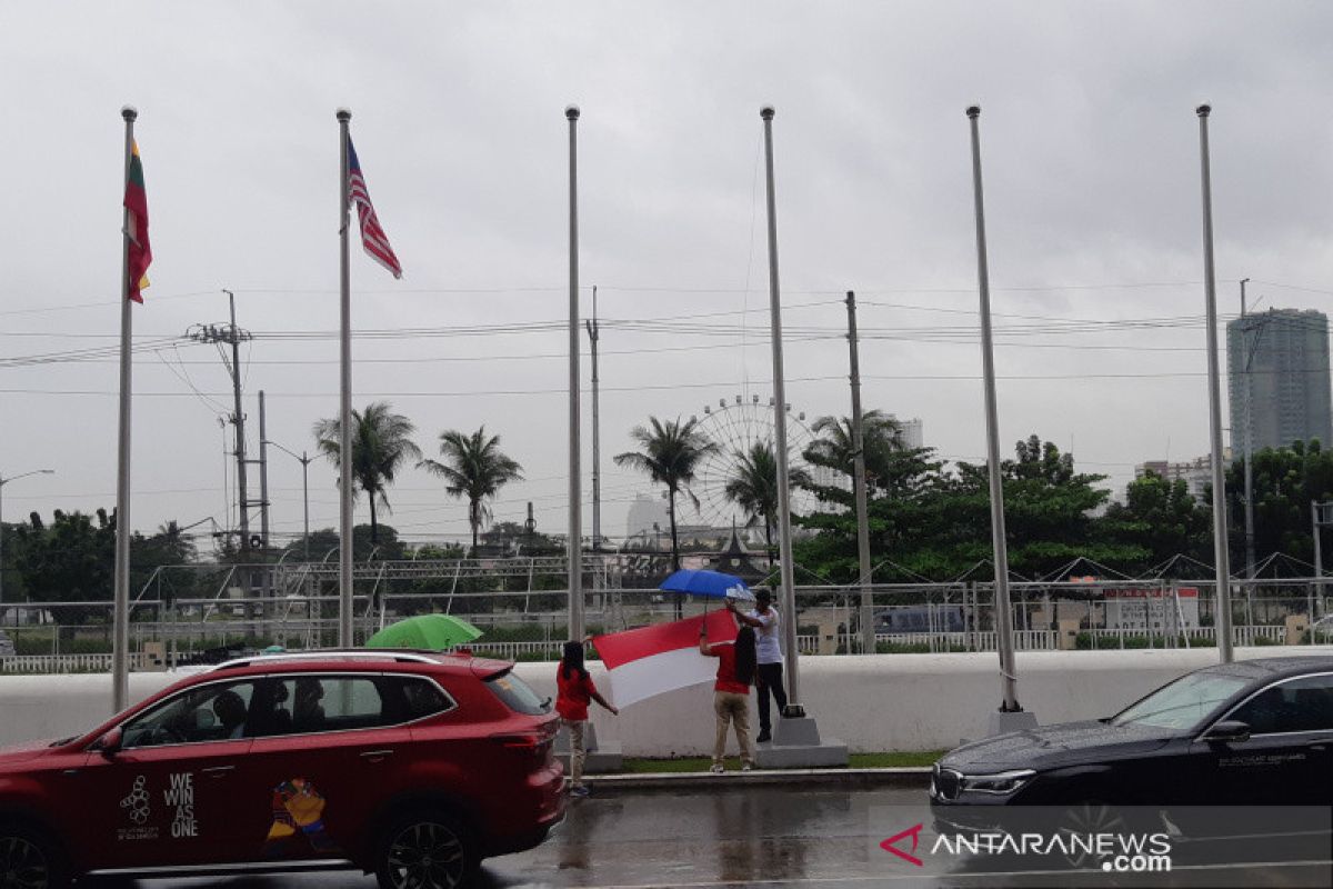 Bendera kontingen SEA Games 2019 diturunkan karena hujan angin landa Manila