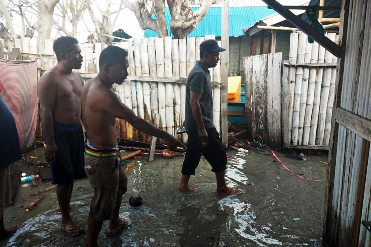 BPBD Buru tinjau dampak air laut pasang di Desa Bara