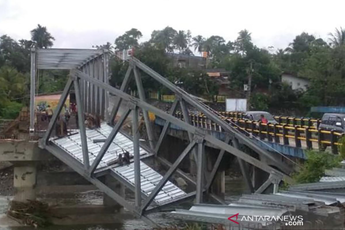 Jembatan Air Nipis Bengkulu Selatan ambruk
