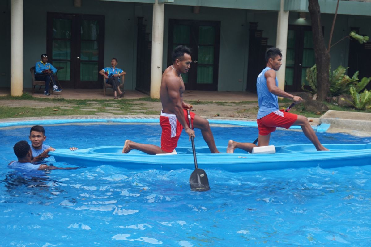 Badai Tisoy, tim kano dan kayak berlatih di kolam renang