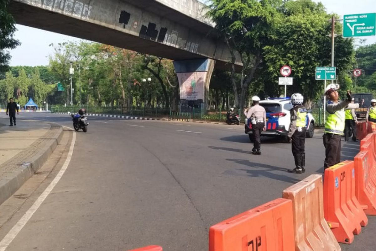 Police temporarily close road section at Monas Square after blast