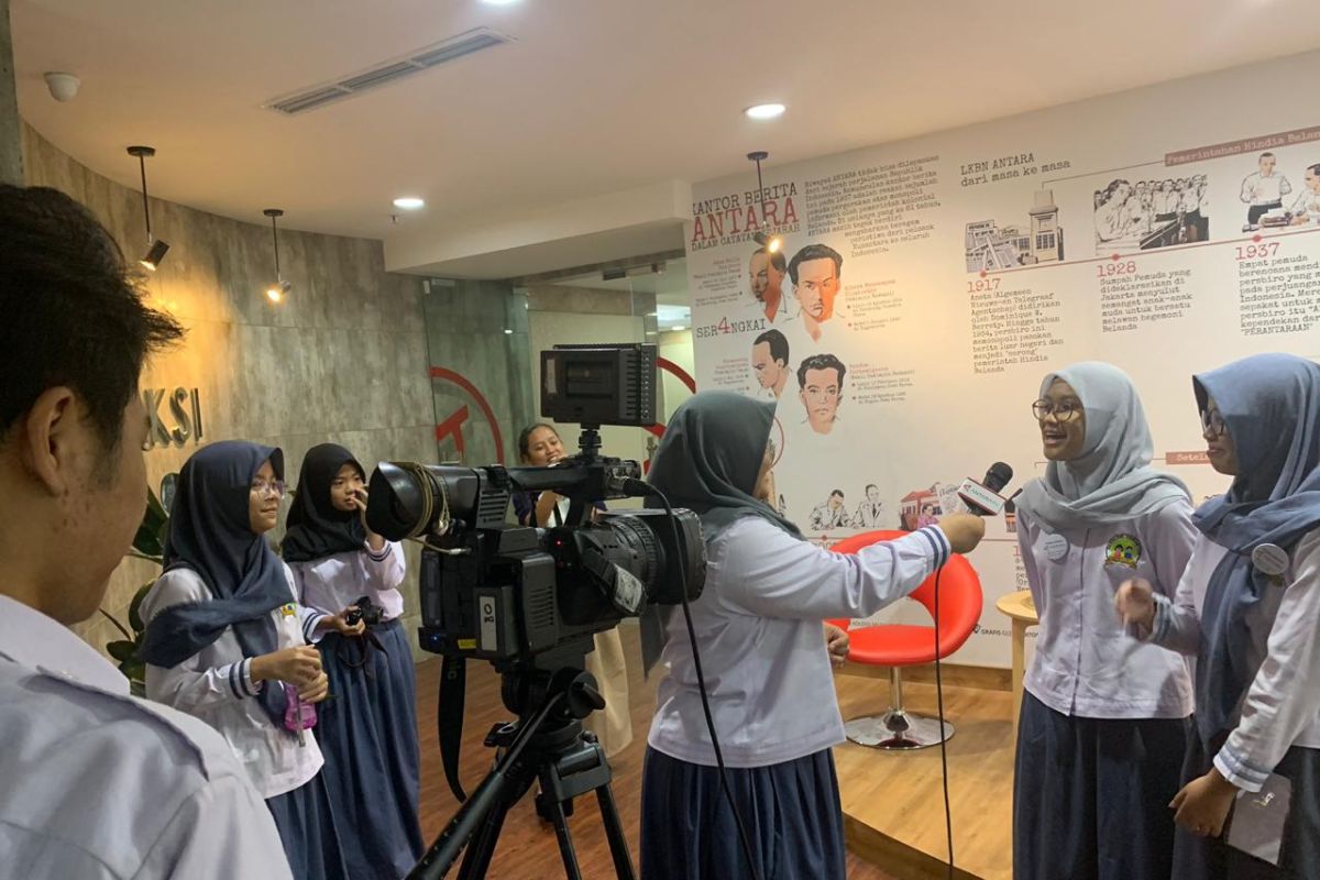 Siswa Sekolah Karakter belajar menjadi jurnalis di Kantor Berita Antara