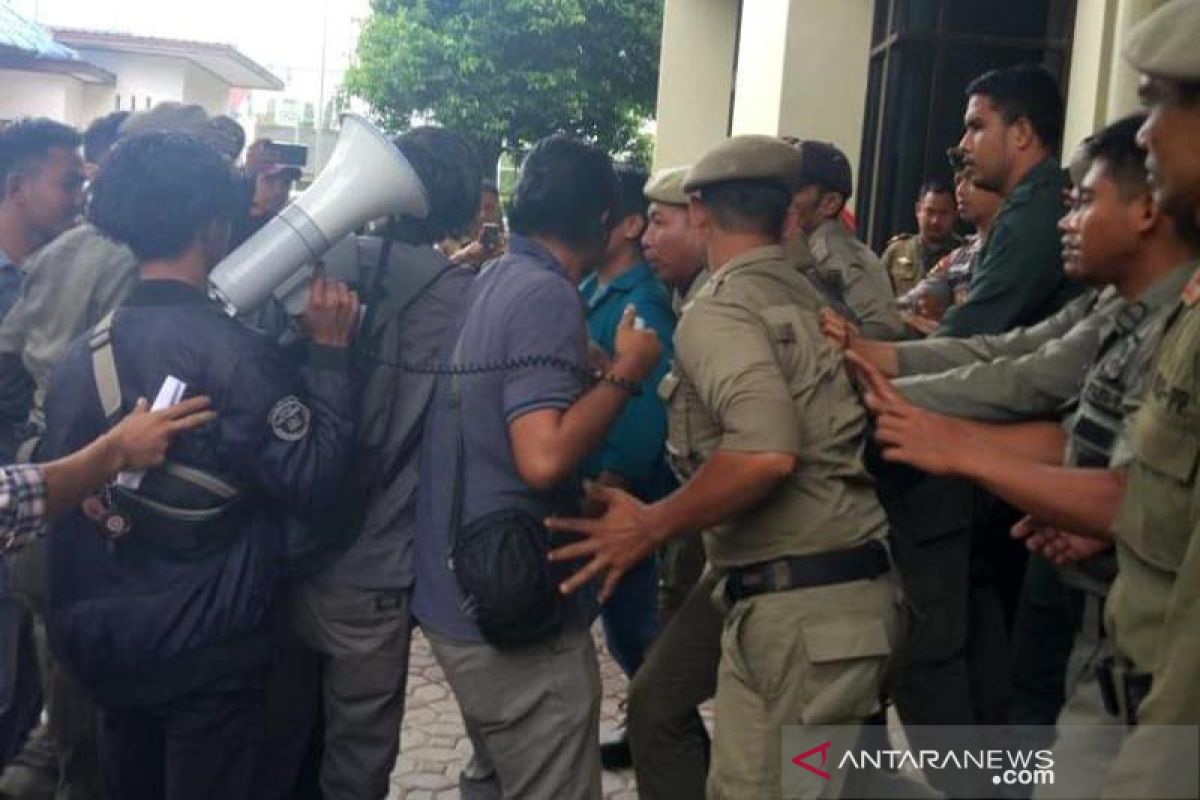 SMUR demo kantor DPRK Lhokseumwe terkait dugaan penyelewengan dana retribusi