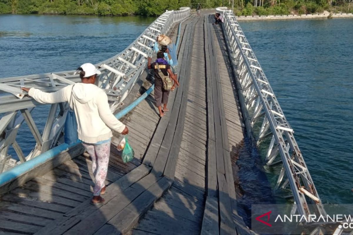 Bupati Taher harap jembatan penghubung yang ambruk di Malra dibangun permanen