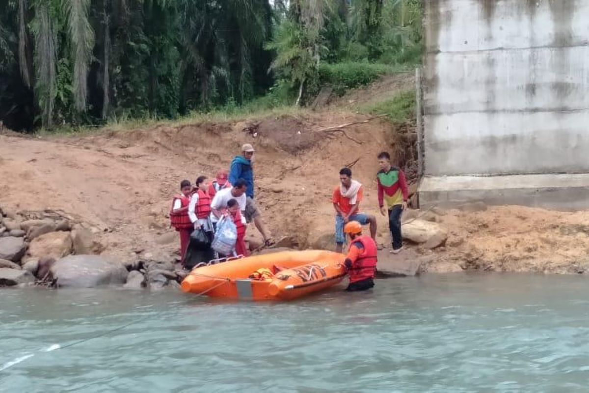 Jembatan putus, warga Paraman Ampalu gunakan perahu karet seberangi sungai