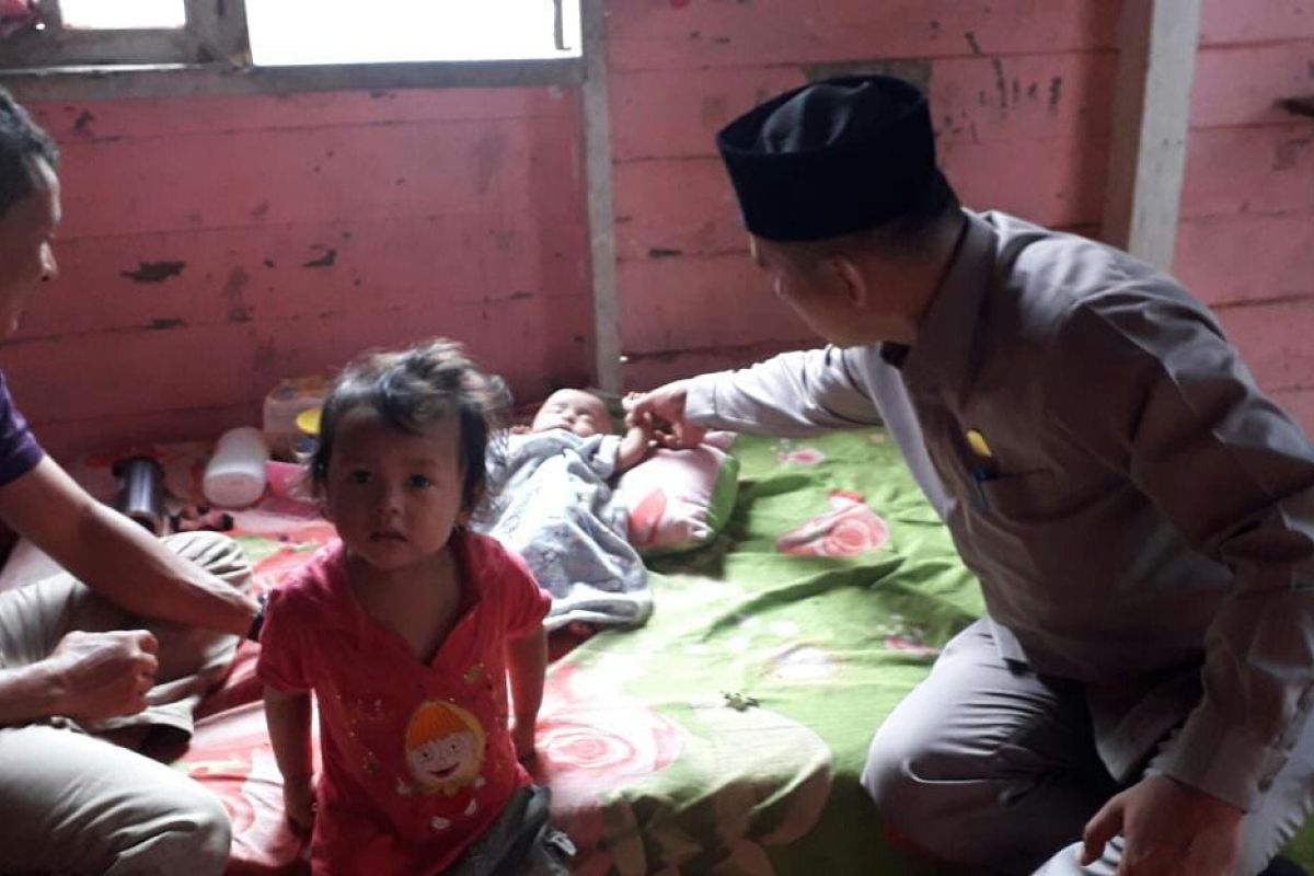 Anggota DPRK Aceh Utara kunjungi bayi bocor jantung