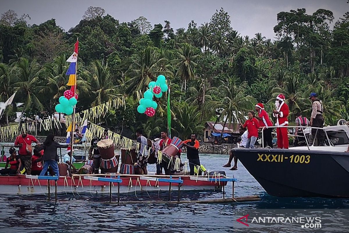 Sambut Natal, Santa Clause sapa warga pesisir Manokwari