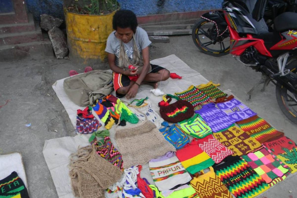 Pengrajin noken butuh tempat layak untuk berjualan jelang PON