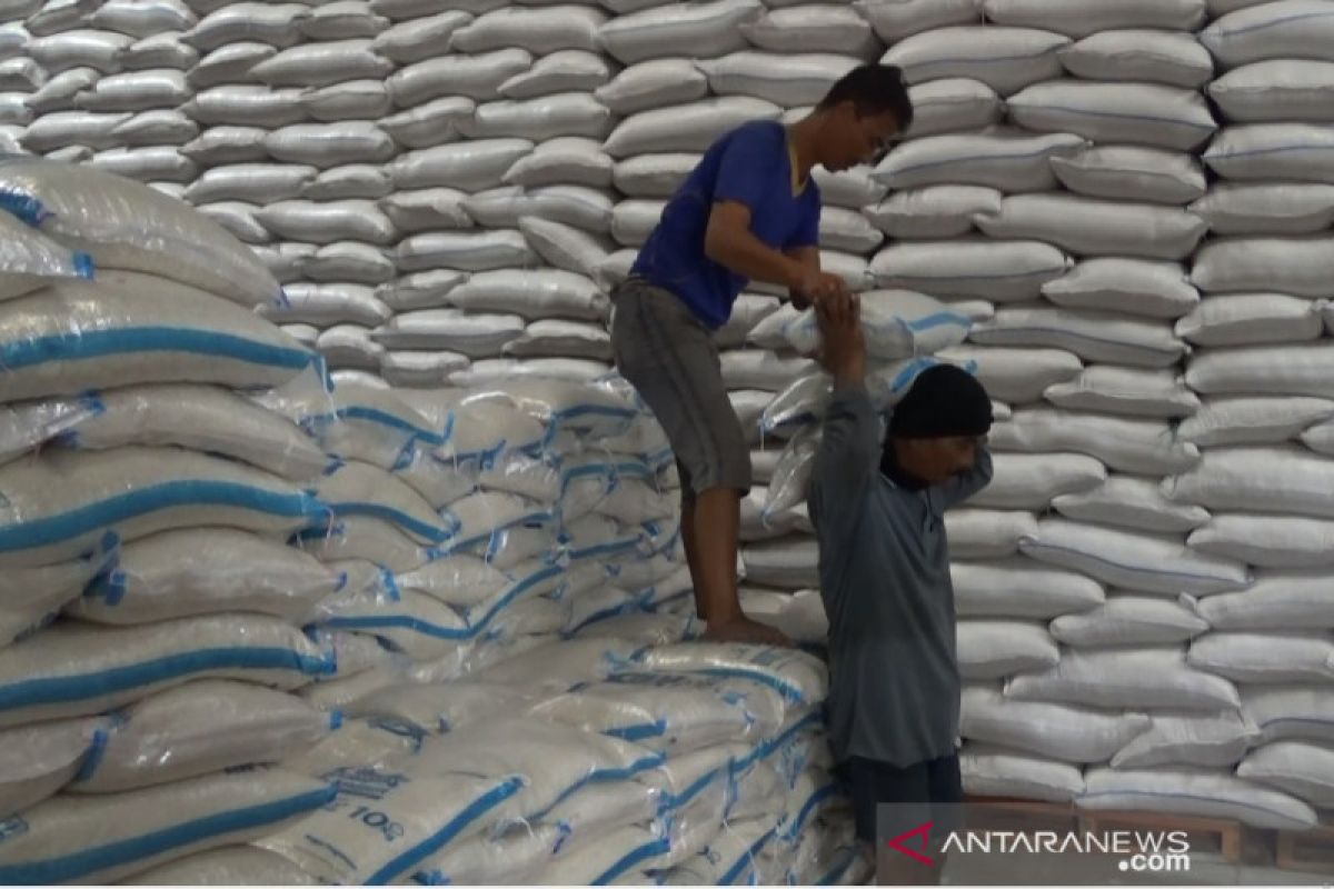 Bulog gelar operasi pasar beras di Sukabumi