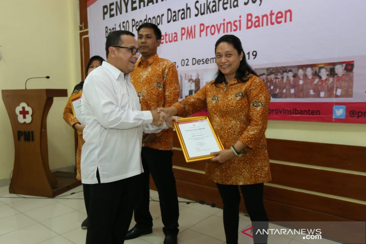 74 orang pendonor darah sukarela PMI Kota Tangerang diberi penghargaan