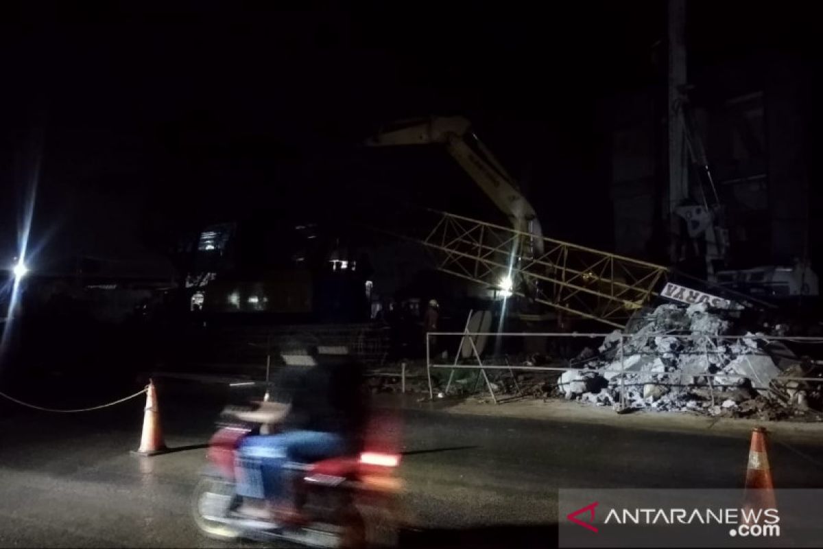 Lengan Crane proyek Tol BORR Seksi IIIA patah