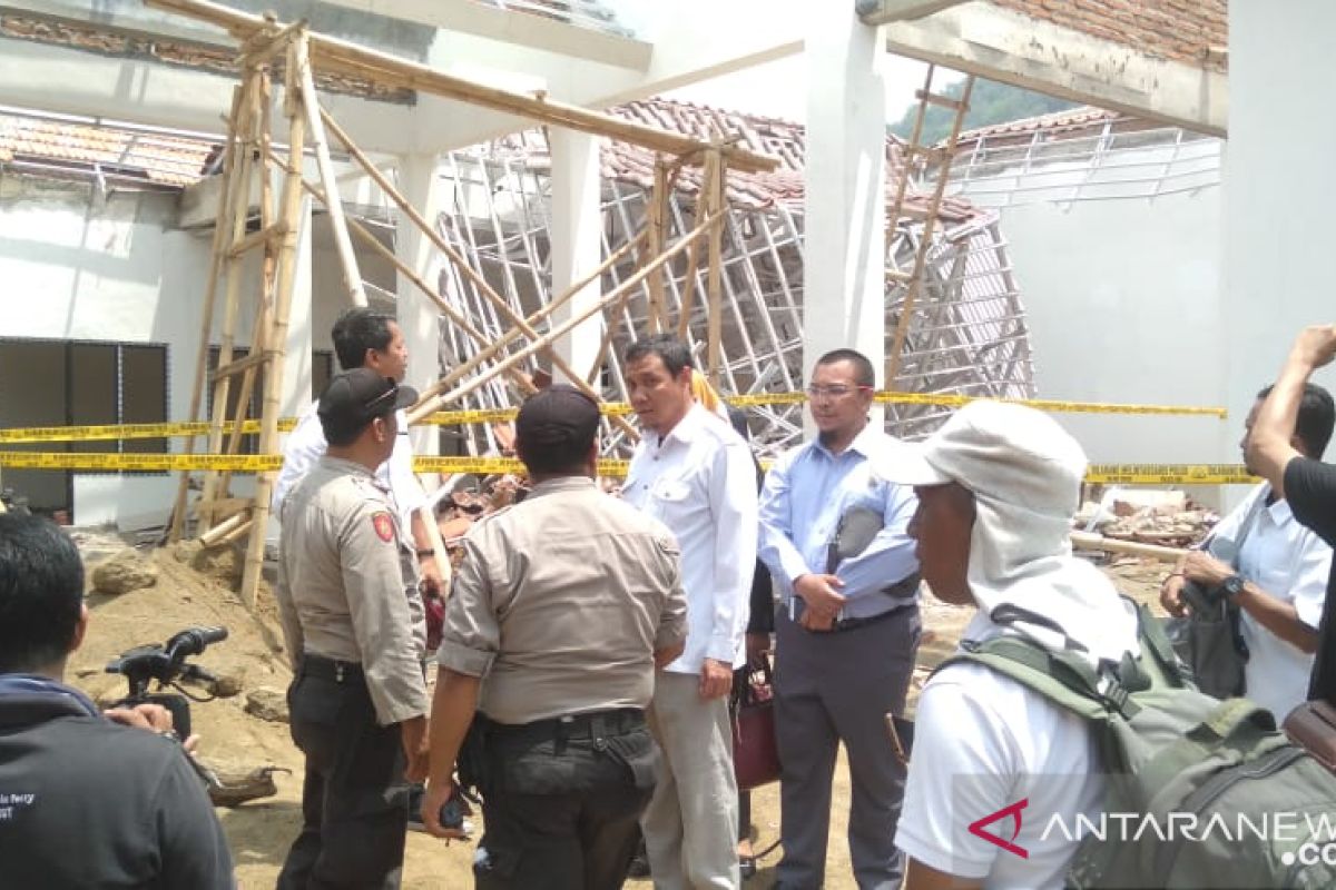 Bangunan atap kecamatan yang ambruk, DPRD Jember temukan kejanggalan