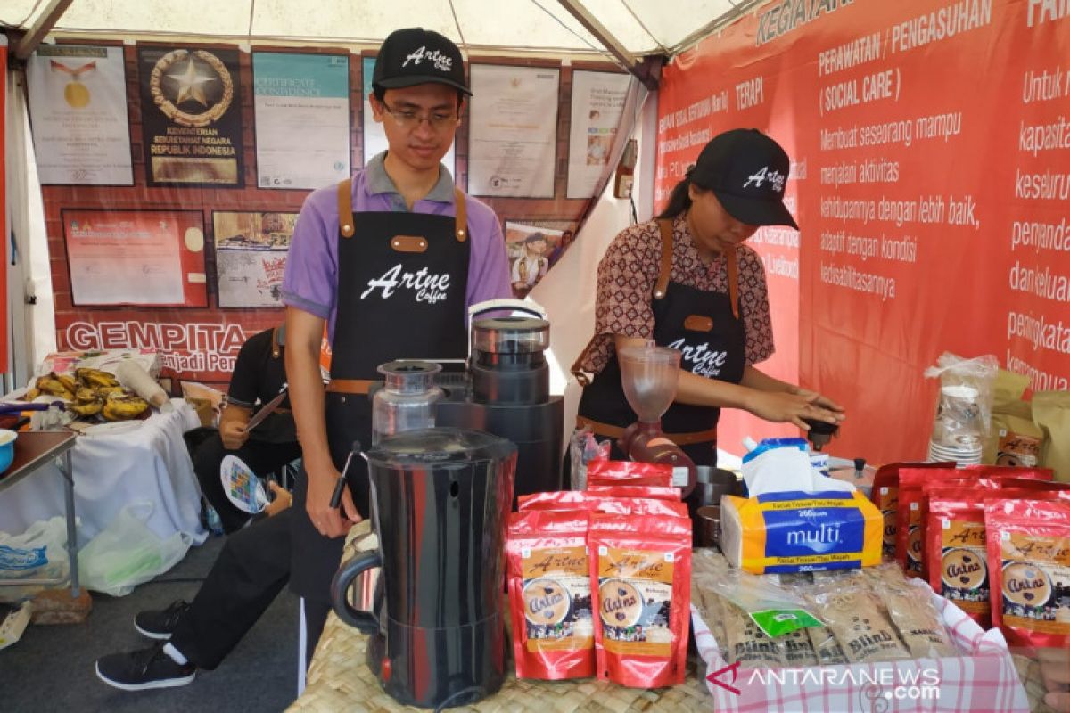 Artne Coffee, seni kopi dari barista tunanetra